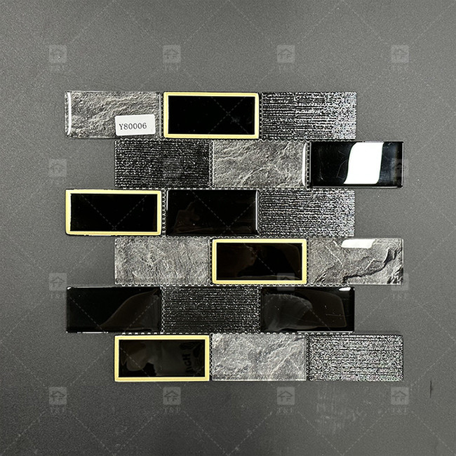긴 줄무늬 모양 검은 유리 모자이크 타일 금속 경계 욕실 벽 패턴 장식