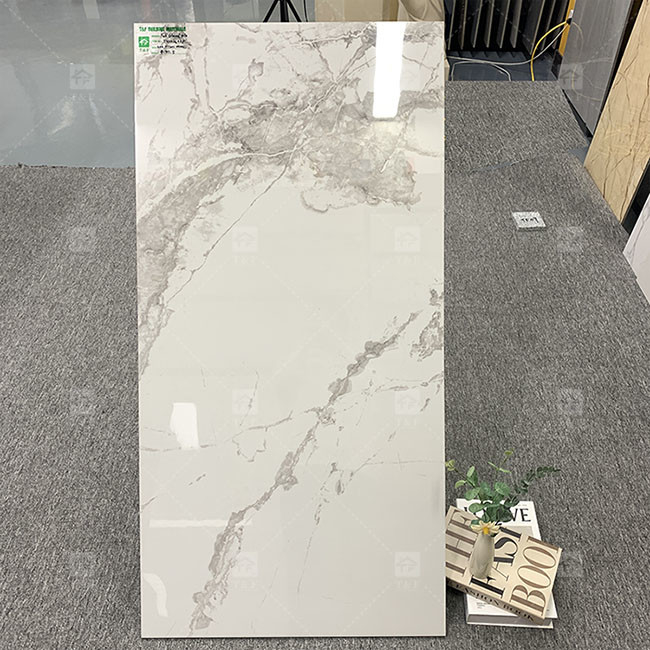600x1200mm 높은 반짝이는 카라라 하얀 닦은 유리 타일 바닥 대리석 포르셀라인 타일
